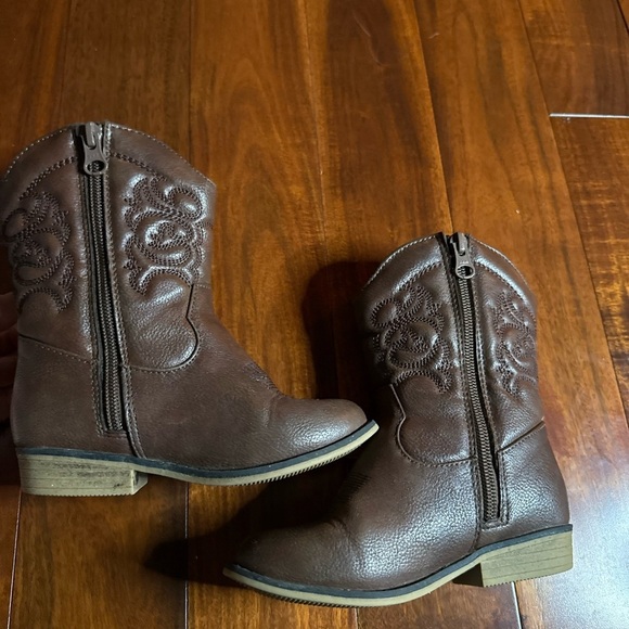 Brown Western Style Boots - Picture 5 of 8